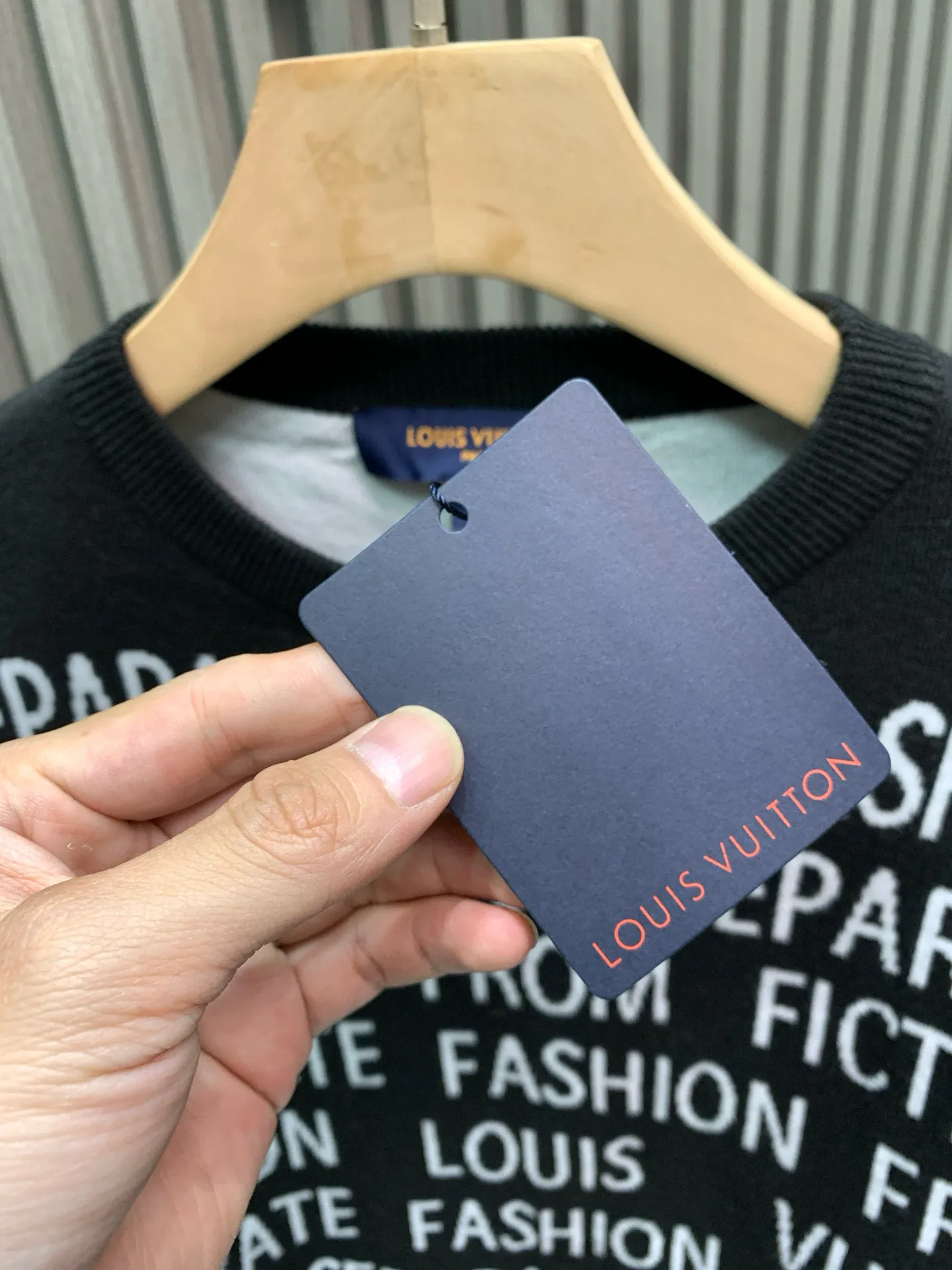 🅿️310 🀄️ Louis Vuitton Louis Vuitton - Men's business casual cardigan 25A/W new autumn and winter product, pure blood product, bringing the Italian urban noble minimalist style to the extreme. The highly recognizable logo is embroidered into the front and back. It is a soul-like embellishment. The visual sense is extremely fashionable. The taste is full of charm. There is no sense of aesthetic fatigue and worries about being outdated. Minimalism is the highest fashion expression. The shape of the fabric is very special. It is custom-dyed and woven in a century-old workshop. The retro floral fine yarns are interwoven. The vision is quite elegant and fashionable. It is noble, restrained and elegant. The details are full of charm. The stitching is exquisite. The velvet feels very delicate and soft. It has excellent skin-friendliness. No thorny feeling. The fabric is thick and thick. Excellent in warmth. The details are exquisite and outstanding. The basic color matching is versatile and mature. It conforms to the urban style aesthetic and also meets various matching needs. It is a highly compatible item. A unique type on the market